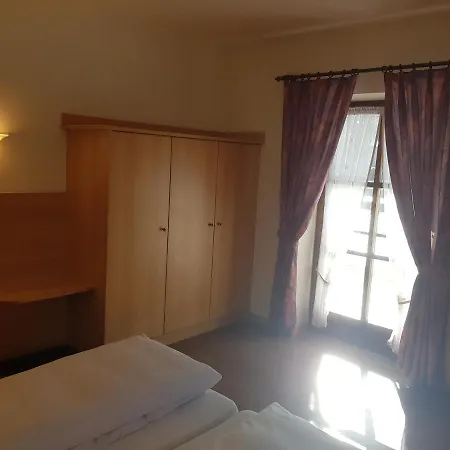 La Ristorante Pizzeria Garni 欧斯塔德
