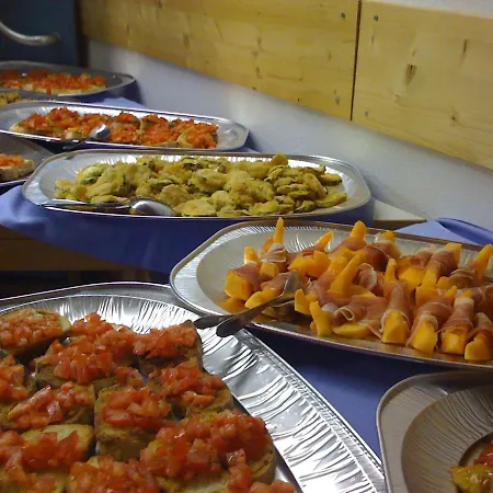 La Ristorante Pizzeria Garni 住宿加早餐酒店 欧斯塔德