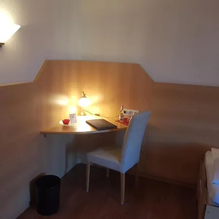 La Ristorante Pizzeria Garni 住宿加早餐酒店 欧斯塔德