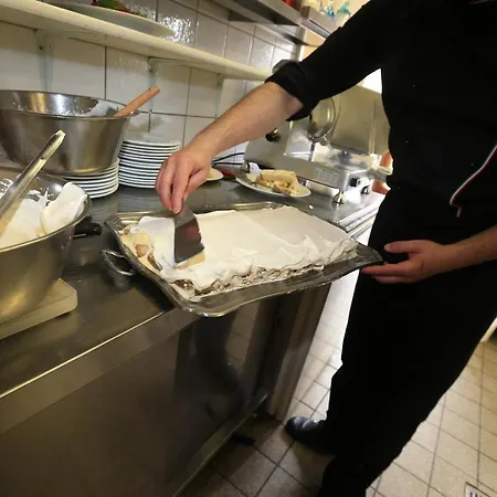 La Ristorante Pizzeria Garni 住宿加早餐酒店